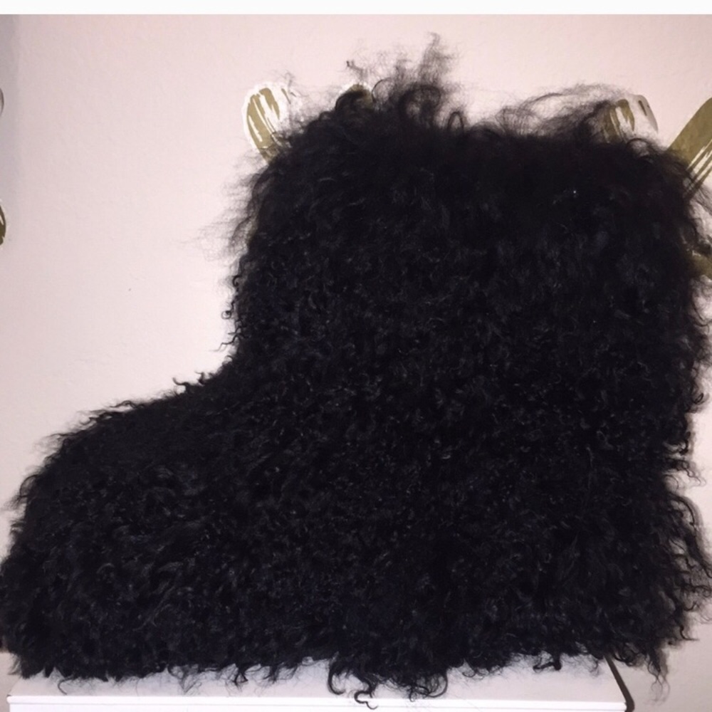 Looking to buy in size 9 in black
